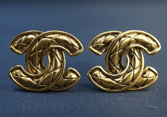 ゴルードのココマークが華やかさを添えるシャネル CHANELのイヤリングを買取させて頂きました。