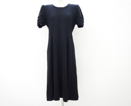 ブラックのワントーンで上品なディテールが際立つ斉藤都世子のニットワンピースを買取させて頂きました。