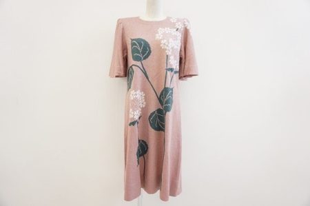 シックなデザインが素敵な斉藤都世子のひまわり柄ワンピースを買い取りました