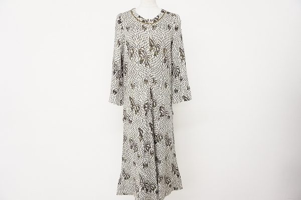 バタフライ柄が印象的な斉藤都世子のワンピースを買い取りさせていただきました