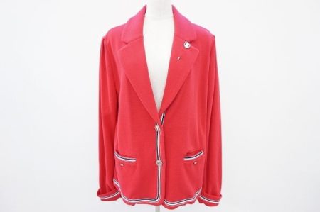 発色がきれいなレオナールスポーツの真っ赤なジャケットを買い取りました