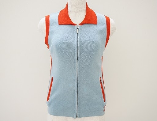 爽やかな水色と赤のバイカラーがお洒落なシャネル CHANELのジップアップノースリーブベストを買取させて頂きました。