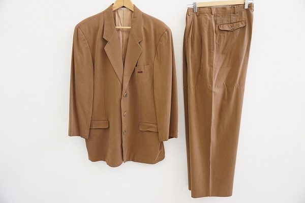 リゾートホテルでのお食事シーンにもおすすめのパパスアイランドのスーツを買い取りました