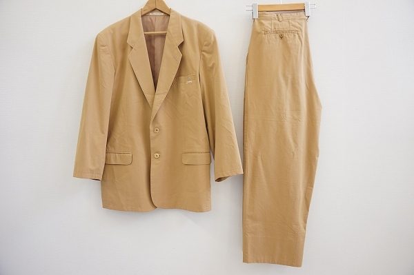 さわやかなコーディネートが完成するパパスアイランドのベージュ色スーツを買い取りました