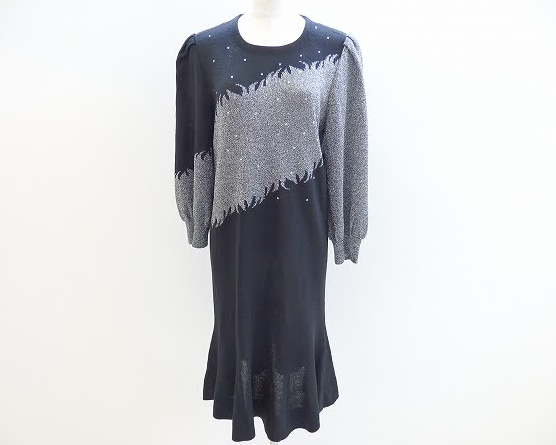 黒とシルバーのコントラストとアシンメトリーな袖がエレガントな斉藤都世子のニットワンピースを買取させて頂きました。