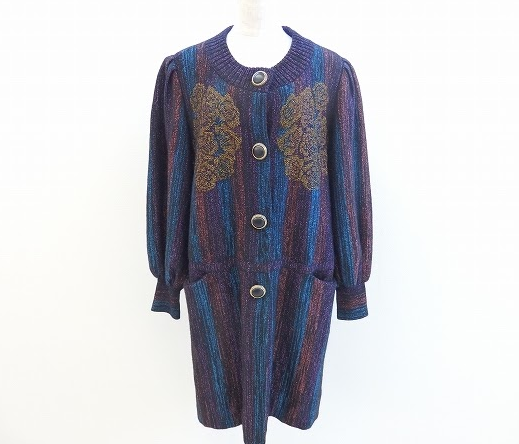 黒と紫と青の三色がⅠラインをつくりスタイル良く見せる斉藤都世子のコートを買取させて頂きました。