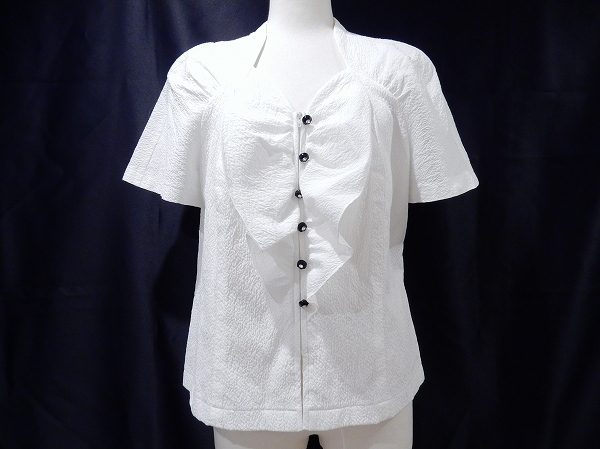 変形ネックラインが愛らしいジュンアシダのホワイトブラウスを買い取り査定しました