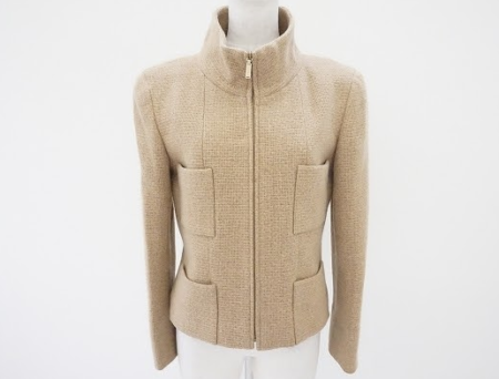 ハイネックにジップアップのきれいめなデザインが素敵なシャネル CHANELのレディース用ジャケットを買取させて頂きました。