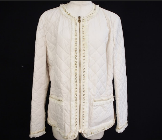 定番アイコンのガンチーニが素敵なサルヴァトーレ・フェラガモ Ferragamoのレディース用ノーカラーブルゾンを買取させて頂きました。