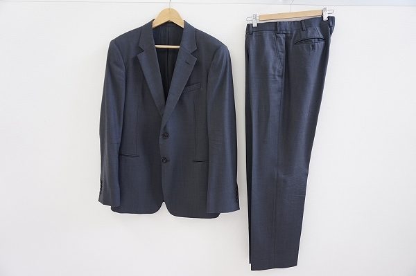 光沢が華やかなアルマーニコレツィオーニのメンズスーツを買い取り査定させていただきました