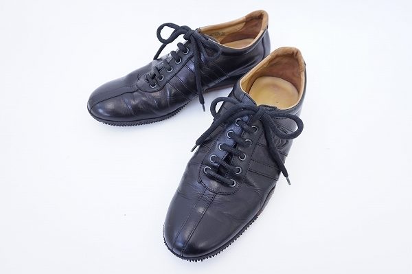 革靴感覚で履けそうなバリーのレザースニーカーを買い取りました