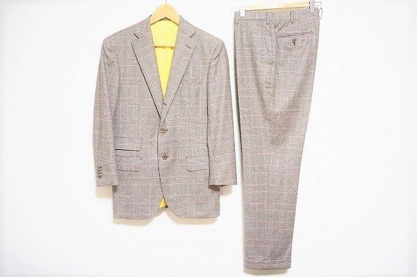 若い方にもおすすめしたいイセタンメンズのチェック柄スーツをお譲りいただきました