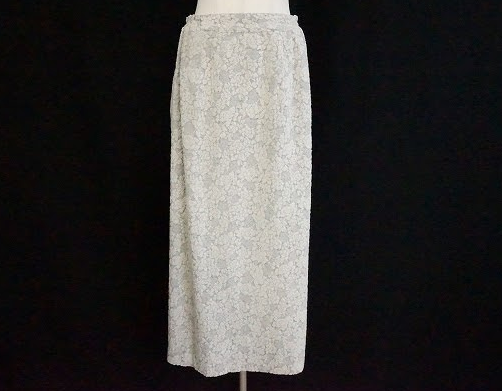 淡いグレーの薔薇の総柄が可憐な雰囲気のタイトロングスカート！バラ色の暮し