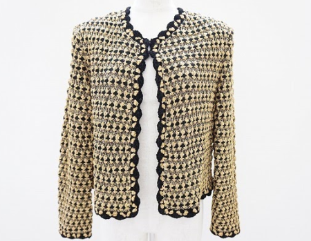 黒×ゴールドの総柄がエレガントな雰囲気のシャネル CHANELのレディース用ジャケットを買取させて頂きました。