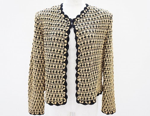 黒×ゴールドの総柄がエレガントな雰囲気のシャネル CHANELのレディース用ジャケットを買取させて頂きました。