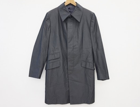シンプルなグレーの色味とデザインがシルクの光沢をより一層引き立たせるグッチ GUCCIのステンカラーコートを買取させて頂きました。