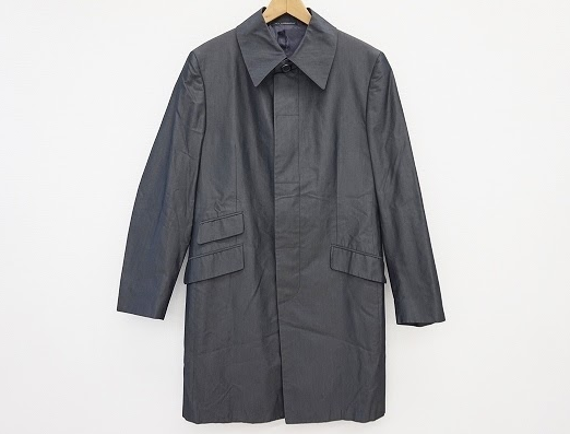 シンプルなグレーの色味とデザインがシルクの光沢をより一層引き立たせるグッチ GUCCIのステンカラーコートを買取させて頂きました。