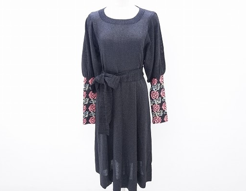 黒ベースに袖部分にのみピンクのバラをあしらい上品なデザインの斉藤都世子のニットワンピースを買取させて頂きました。