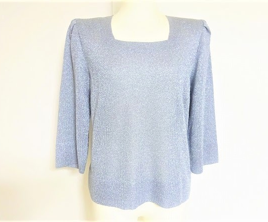 爽やかな水色にラメが華やかな斉藤都世子のセーターを買取させて頂きました。