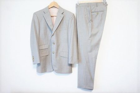 エルメネジルドゼニアの洗練された印象に決まるグレースーツをお譲りいただきました