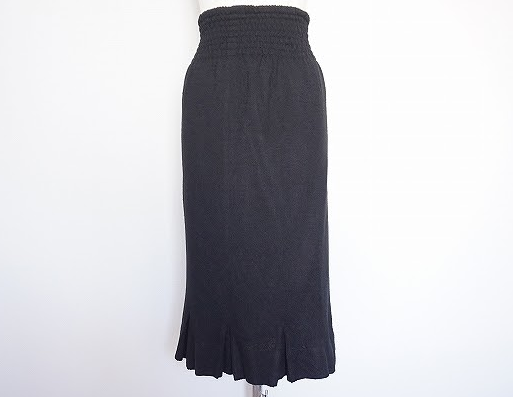 スマートな黒のタイトなシルエットがエレガントな斉藤都世子のニットスカートを買取させて頂きました。