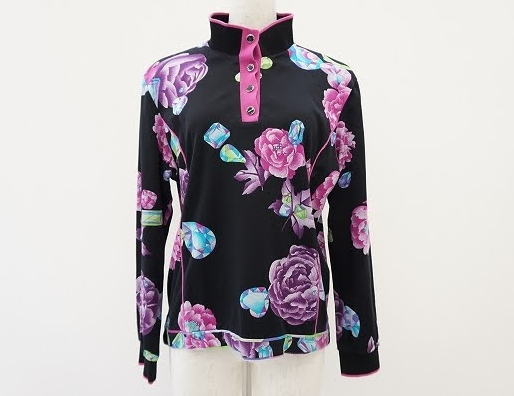 黒に紫やピンクのグラデーション豊かなバラ柄がエレガントカジュアルなレオナール LEONARD SPORTのレディース用の長袖 ポロシャツを買取させて頂きました。