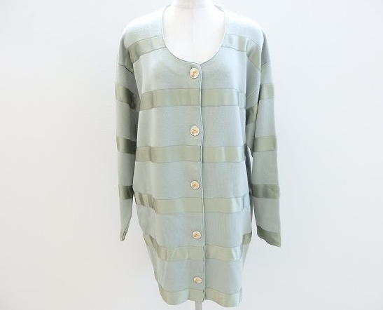 柔らかなうぐいす色がエレガントカジュアルなフェラガモ FEERAGAMOのロング丈ジャケットを買取させて頂きました。