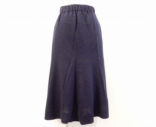 紺の長めのフレアデザインが上品でコーディネートし易い斉藤都世子 saito toyokoのスカートを買取させて頂きました。