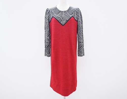 鮮やかな赤がコーデを華やかに魅せる斉藤都世子の長袖ニットワンピースを買取させて頂きました。