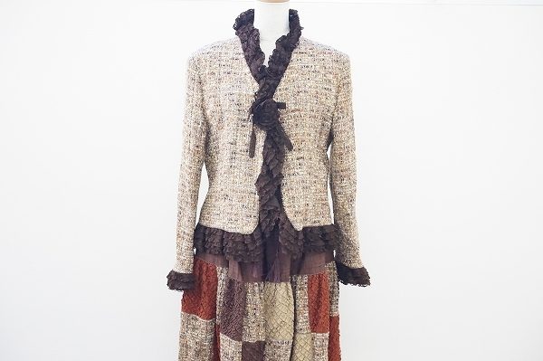 貴婦人のような佇まいに。カネコイサオのスカートスーツを買取いたしました