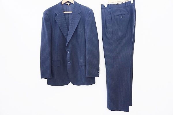 大人っぽく着こなせるブルックスブラザーズのピンストライプスーツを買い取りました