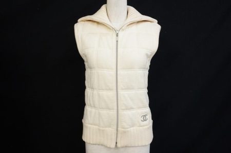 コーディネートにプラスして暖かに！シャネルの中綿入りベストを買い取り査定させていただきました
