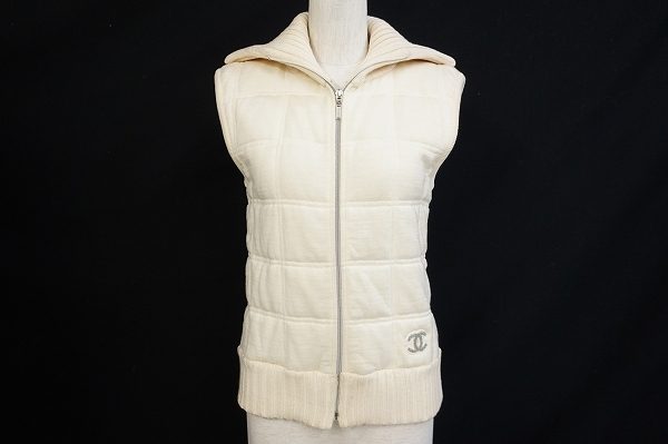 コーディネートにプラスして暖かに！シャネルの中綿入りベストを買い取り査定させていただきました