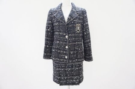 エンブレムつきのクラシックなデザイン！シャネルのツイードスーツを買い取りました