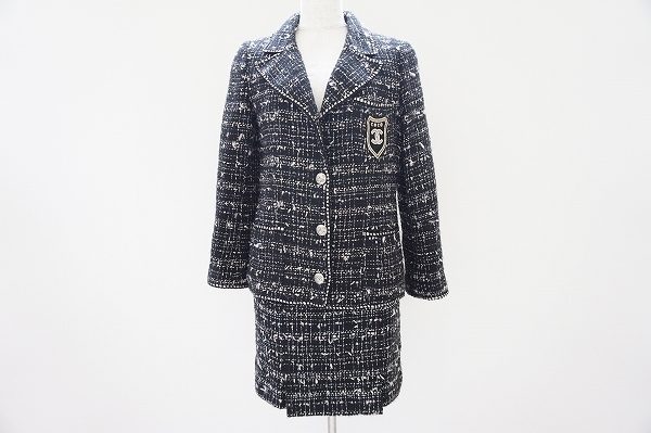 エンブレムつきのクラシックなデザイン！シャネルのツイードスーツを買い取りました