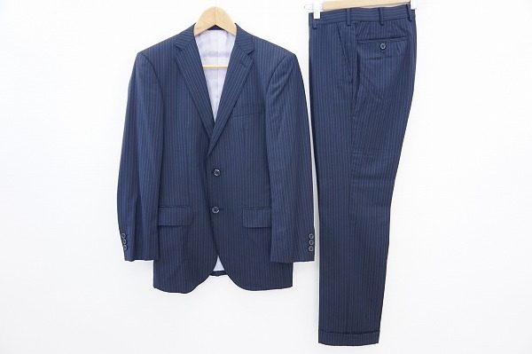 手触り・発色・着心地ともに満点!イセタンメンズのスーツを買取いたしました