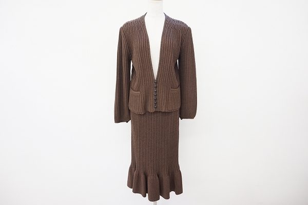 女っぽく美しく見せる、斉藤都世子のニットセットアップを買取いたしました