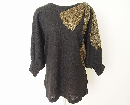 黒にアシンメトリーなゴールドのラメリボンが華やかに見せる斉藤都世子のドルマンスリーブセーターを買取させて頂きました。