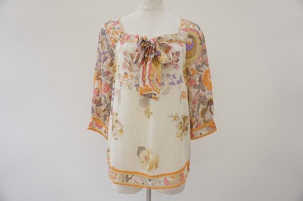 胸元のリボンがロマンティックなレオナールのカットソーを買い取りました