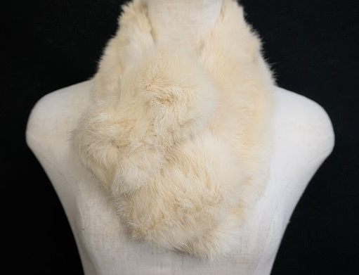 合わせやすく華やかさ柔らかさを際立たせるアイボリーカラーが上品なピンクハウス PINKHOUSEのラビットファーマフラーを買取させて頂きました。