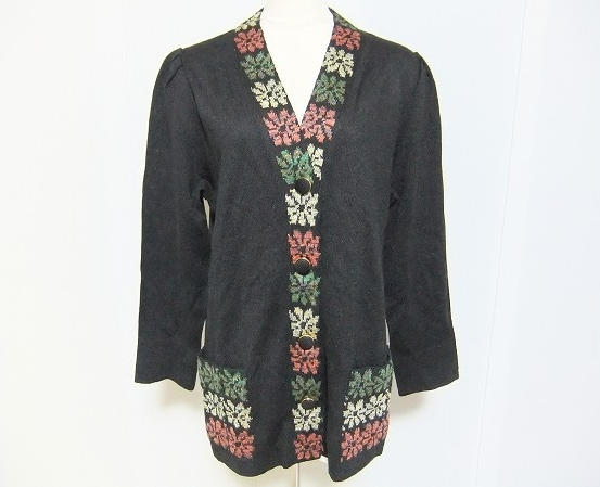 黒にアースカラーの花柄がアクセントなカジュアルなカーディガン!斉藤都世子