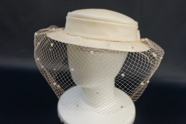 ドレッシーで気品あるスタイルに。マキシンのベール付き帽子を買取いたしました