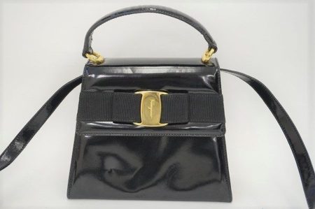 エレガントデザインで様々な使い方ができるフェラガモのバッグを買取いたしました