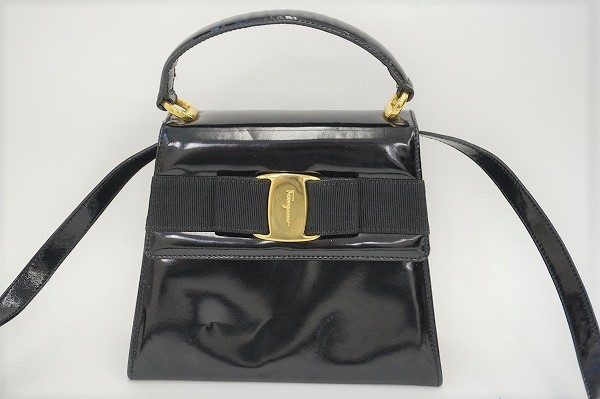 エレガントデザインで様々な使い方ができるフェラガモのバッグを買取いたしました