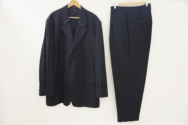 襟のデザインが斬新なヨウジヤマモトのスーツを査定させていただきました