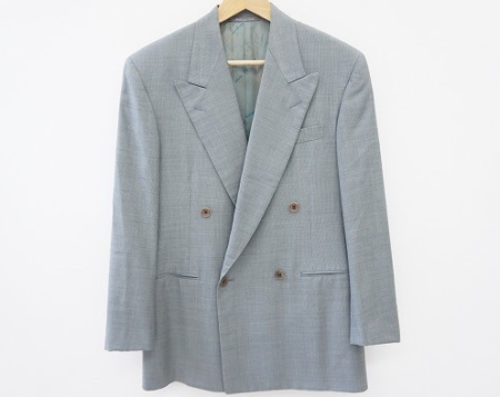 軽い雰囲気をまとう爽やかなライトグレーのメンズ用ジャケット！サルヴァトーレ・フェラガモ Ferragamo