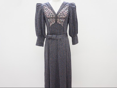 胸元の大きな蝶々柄が華やかなアクセントになる斉藤都世子のニットワンピースを買取させて頂きました。