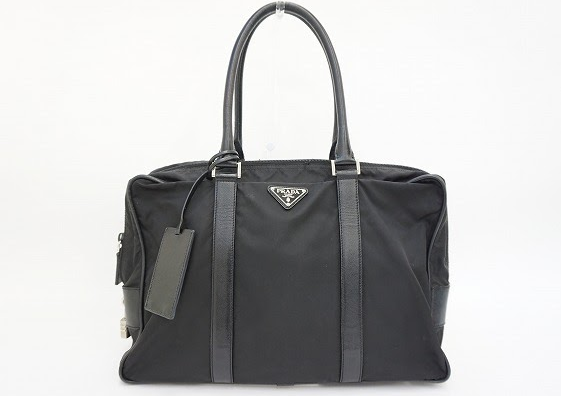 黒のナイロンとレザーの異素材ミックスで機能性抜群なPRADAのメンズ用ビジネスバッグを買取させて頂きました。
