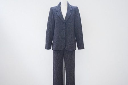 こなれた温かみのあるスーツスタイルに。斉藤都世子のニットスーツを買取いたしました