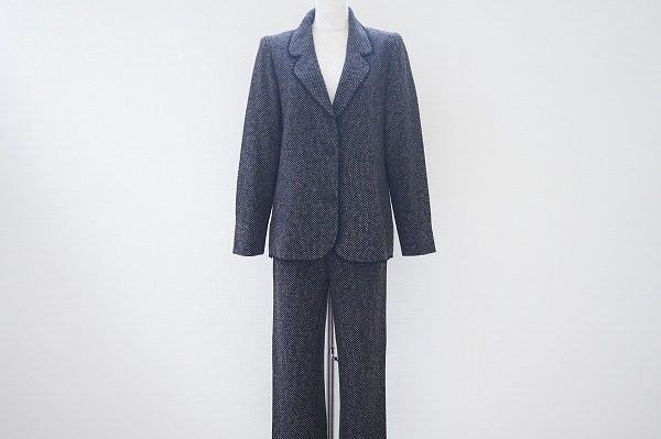 こなれた温かみのあるスーツスタイルに。斉藤都世子のニットスーツを買取いたしました